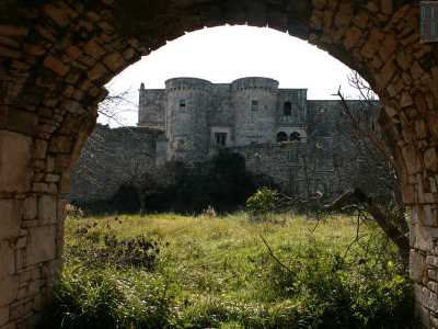 Un edificio che assomiglia a un castello e che al suo interno nasconde eleganti sale decorate con stucchi e affreschi. Parliamo dell�antica  masseria Don Cataldo, situata nelle campagne di Adelfia